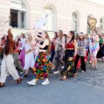 Majáles v Jindřichově Hradci ovládli hippies z obchodní akademie