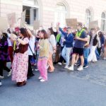 Majáles v Jindřichově Hradci ovládli hippies z obchodní akademie