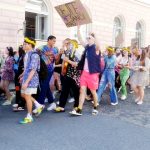 Majáles v Jindřichově Hradci ovládli hippies z obchodní akademie