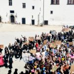 Majáles v Jindřichově Hradci ovládli hippies z obchodní akademie