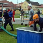 Hradečtí profesionální hasiči uspořádali okresní soutěž v požárním útoku