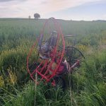 U Písku havarovala paraglidingová motorová tříkolka. Pilot se zřítil z výšky zhruba tří metrů