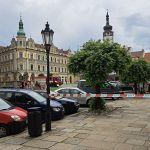 Manévry na Alšově náměstí v Písku. Policisté prověřují anonymní výhružku o bombě ve spořitelně