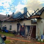 V Sedlíkovicích hoří stodola a obytné podkroví domu. Škoda jde do milionů