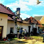 V Sedlíkovicích hoří stodola a obytné podkroví domu. Škoda jde do milionů