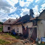 V Sedlíkovicích hoří stodola a obytné podkroví domu. Škoda jde do milionů