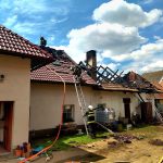 V Sedlíkovicích hoří stodola a obytné podkroví domu. Škoda jde do milionů