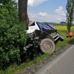 U Tvrzic naboural nákladní automobil do stromu. Řidič zemřel