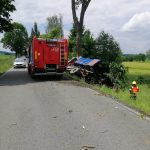 U Tvrzic naboural nákladní automobil do stromu. Řidič zemřel