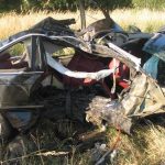 Mladý řidič rozstřelil BMW o strom. Měl štěstí, přežil