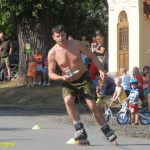 Závodili na inlinech od srlínské hospody ke mlýnu