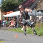 Závodili na inlinech od srlínské hospody ke mlýnu