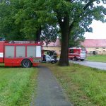 Při nehodě kamionu a osobního vozu zahynul cyklista