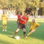 V derby Veselí – Dražice padalo karet jak při karbanu