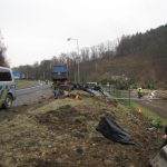 Bagr se svezl z návěsu a skončil v zahradnictví