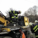 Bagr se svezl z návěsu a skončil v zahradnictví