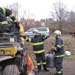 Bagr se svezl z návěsu a skončil v zahradnictví