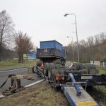 Bagr se svezl z návěsu a skončil v zahradnictví