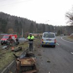 Bagr se svezl z návěsu a skončil v zahradnictví