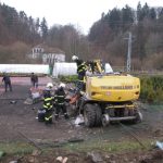 Bagr se svezl z návěsu a skončil v zahradnictví
