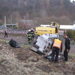 Bagr se svezl z návěsu a skončil v zahradnictví