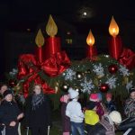Lidé se scházejí u obřího adventního věnce