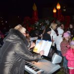 Lidé se scházejí u obřího adventního věnce