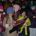 Lidé se scházejí u obřího adventního věnce