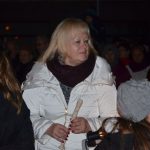 Lidé se scházejí u obřího adventního věnce