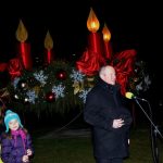 Lidé se scházejí u obřího adventního věnce