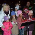 Lidé se scházejí u obřího adventního věnce