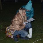Lidé se scházejí u obřího adventního věnce