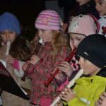 Lidé se scházejí u obřího adventního věnce