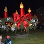 Lidé se scházejí u obřího adventního věnce