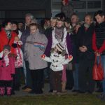 Lidé se scházejí u obřího adventního věnce