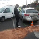Po srážce tří aut hasiči zabránili požáru