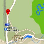 V příkopu leží auto bez řidiče