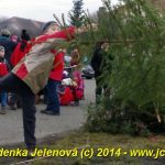 V Čížové létaly vzduchem vánoční stromky