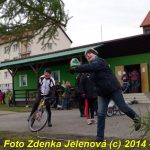 V Čížové létaly vzduchem vánoční stromky