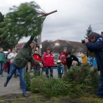 V Čížové létaly vzduchem vánoční stromky