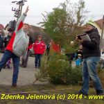 V Čížové létaly vzduchem vánoční stromky