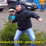 V Čížové létaly vzduchem vánoční stromky