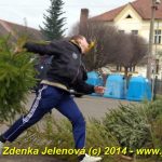 V Čížové létaly vzduchem vánoční stromky