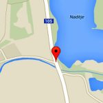 U Hluboké auto narazilo do svodidel. Jedna osoba je zraněná