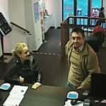 Dvojice ukradla chytrý mobil a nechala se při krádeži vyfotit