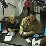 Dvojice ukradla chytrý mobil a nechala se při krádeži vyfotit