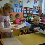 Vysvědčení převzali také prvňáčci na ZŠ Poděbradova