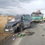 Dnes odpoledne se u Plané srazila dvě auta. Jeden řidič je zraněný, druhý právě zemřel