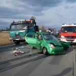 Dnes odpoledne se u Plané srazila dvě auta. Jeden řidič je zraněný, druhý právě zemřel