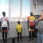 Cyklista Čestmír Kalaš půjčil své jméno. Dnes ho 200 lidí šíří do světa na dresech